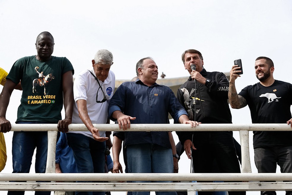 Eduardo Pazuello no palanque da motociata no rio