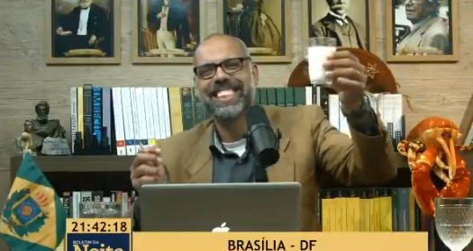 Allan dos Santos brinde com leite