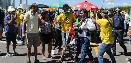 Fotógrafo Dida Sampaio deixa manifestação após agressões (Foto: Reprodução/Twitter)