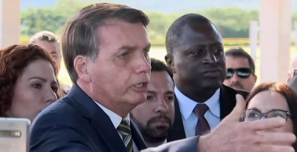 Bolsonaro bate boca com jornalistas sobre 5 mil mortes por Covid-19